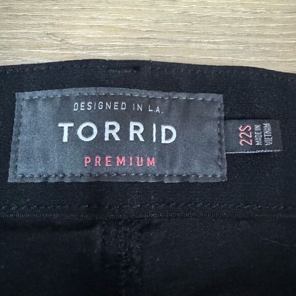 Torrid Womens 22 Short Bombshell Skinny Jeans Black Distressed Denim Punk Grunge - Picture 4 of 6